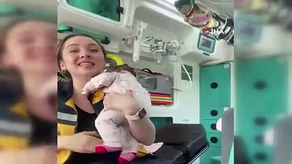 Acil tıp teknikeri, terk edilmiş bebeğe sütannelik yaptı