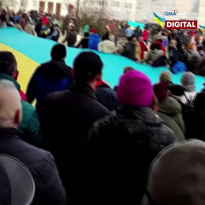 Russia vs. Ukraine— Mga nagpo-protesta sa Ukraine, sinalubong ng mga paputok | GMA News Feed