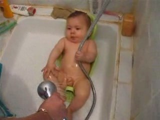 Lizandro a la douche 2