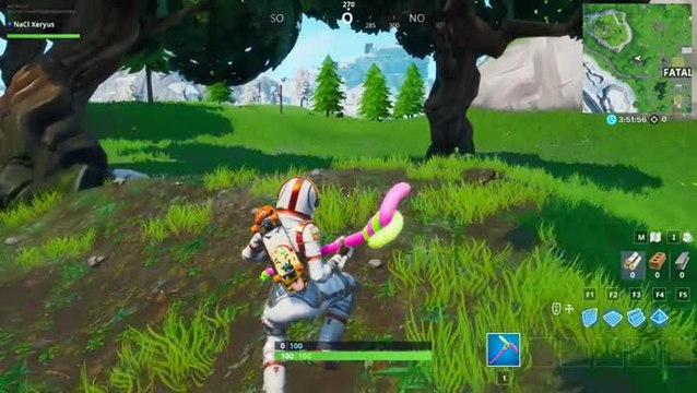 Fortnite, saison 10 : Chercher entre un téléphone géant, un couteau et une fourchette et une maison dans la colline remplie de posters de Carbide et Omega
