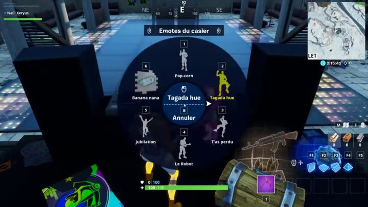 Fortnite, saison 10 : Danser sur la tribune du DJ dans un club de danse en portant la tenue Platine