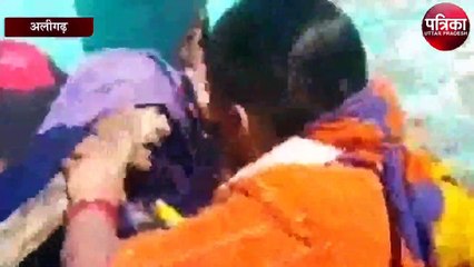 भैंस बांधने को लेकर महिलाओं के दो झुंडों में हुई जमकर लड़ाई