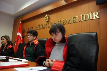 OTİZMLİ ÇOCUKLAR HAKİM VE SAVCI OLDU, ÇEVREYİ KİRLETEN EĞİTİMCİYİ YARGILADI