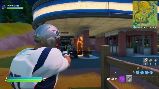 Fortnite, Chapitre 2, saison 1 : Infliger des dégâts à un adversaire en tirant sur des pompes à essence explosives (Mission Négoce au chantier naval)
