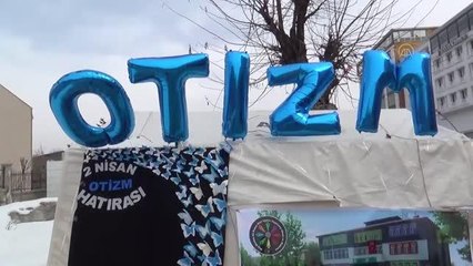 Muş'ta otizmli çocuklar ve aileleri gökyüzüne mavi balon bıraktı