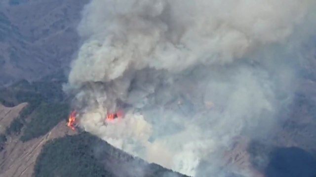 전북 무주 설천면 야산에 산불...헬기 8대 동원 진화 중 / YTN