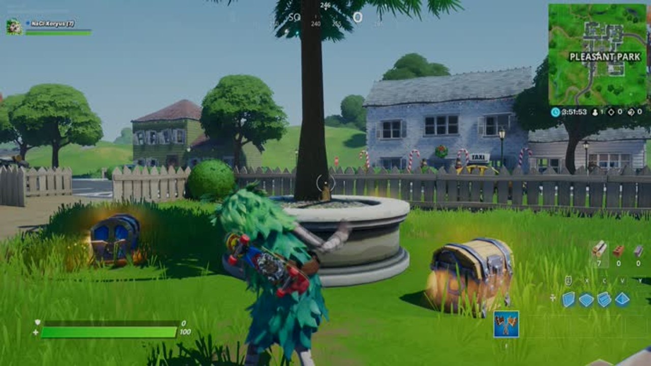 Danser devant des sapins de noël dans 5 lieux-dits différents