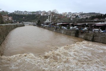 Son dakika haber: Trabzon'da sıcaklık artışı nedeniyle hızla eriyen kar derelerin debisini yükseltti