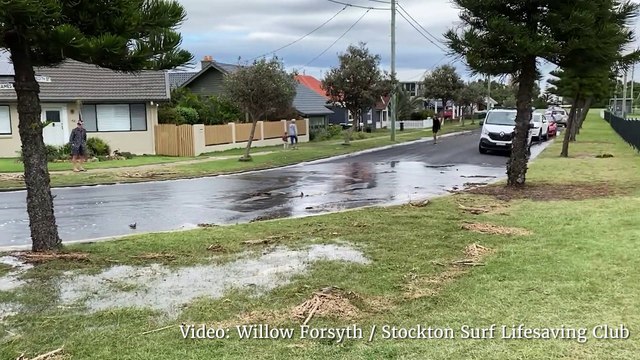 Stockton battered by massive waves as storm swell combines with high tide flooding parts of the suburb | Newcastle Herald | April 2, 2022