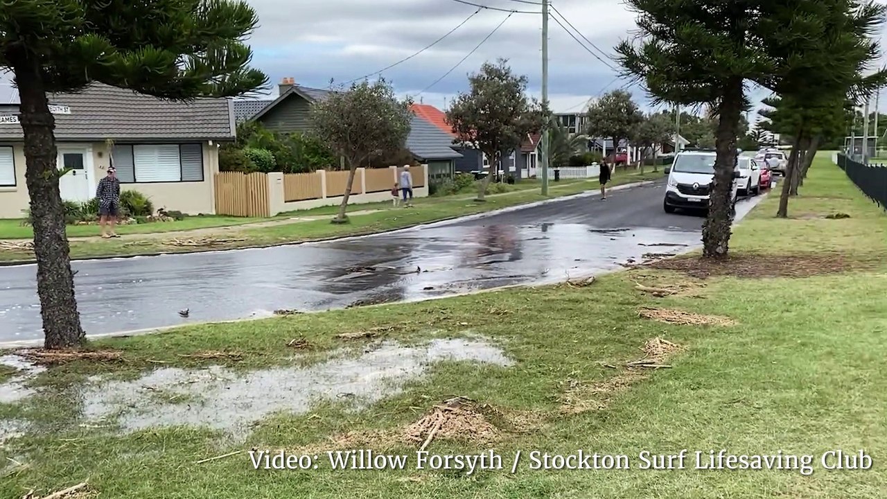 Stockton battered by massive waves as storm swell combines with high tide flooding parts of the suburb | Newcastle Herald | April 2, 2022