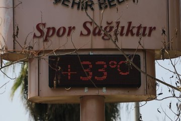 Adana'da sıcaklık 33 dereceye ulaştı, parklar doldu