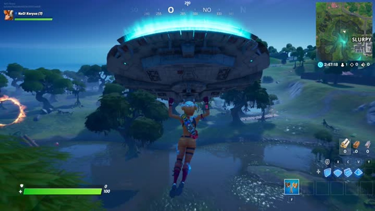 Trouver le nain de jardin caché entre la scierie Logjam, une cabane en bois et un arbre avec des seaux