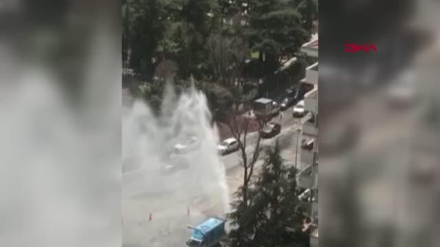 Boru patladı, tazyikli su metrelerce yükseğe fışkırdı