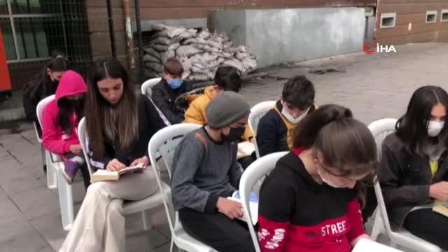 Kitap okuma alışkanlığına dikkat çekmek amacıyla Oku yazdılar