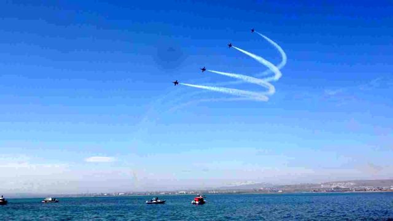 Türk Yıldızları, Van Gölü semalarında nefes kesti