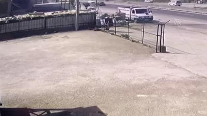 Alev alan minibüs seyir halindeki kamyonete çarptı