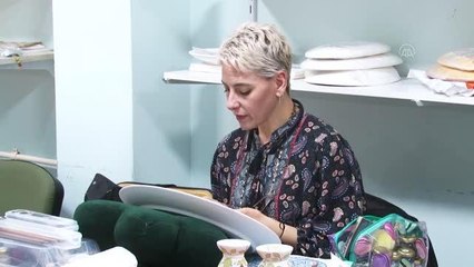 Kadınların ellerinde renklenen çini ve seramikler gelir kapısı oluyor