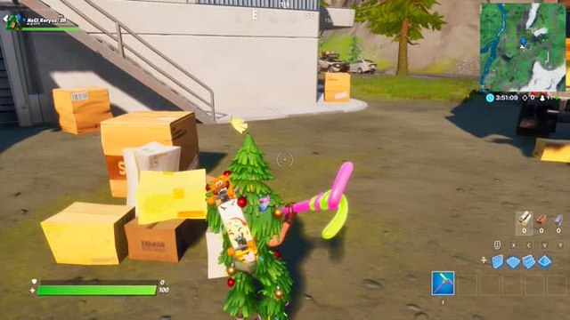 Se cacher dans un carton trompeur à l'usine de boite (Aventure de Skye)