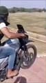 Faire de la moto pieds nus  : mauvaise idée