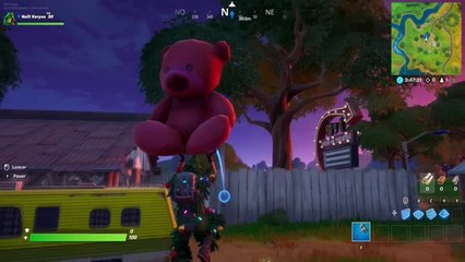 Porter un ours géant rose trouvé à Risky Reels sur 100m (Mission de Midas)