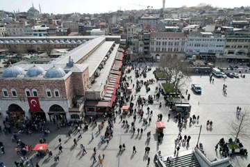 Eminönü'nde ilk iftar öncesi yoğunluk yaşandı