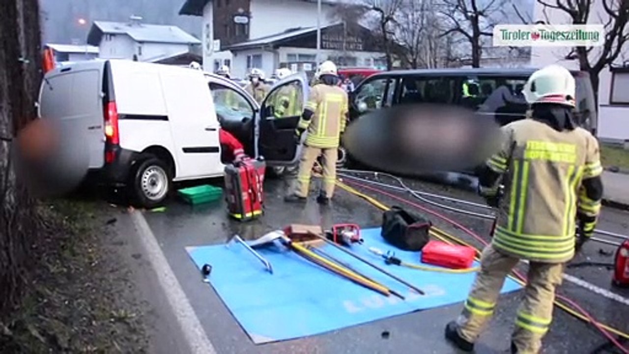 Kastenwagen prallte in Hopfgarten gegen Pkw: Drei Verletzte