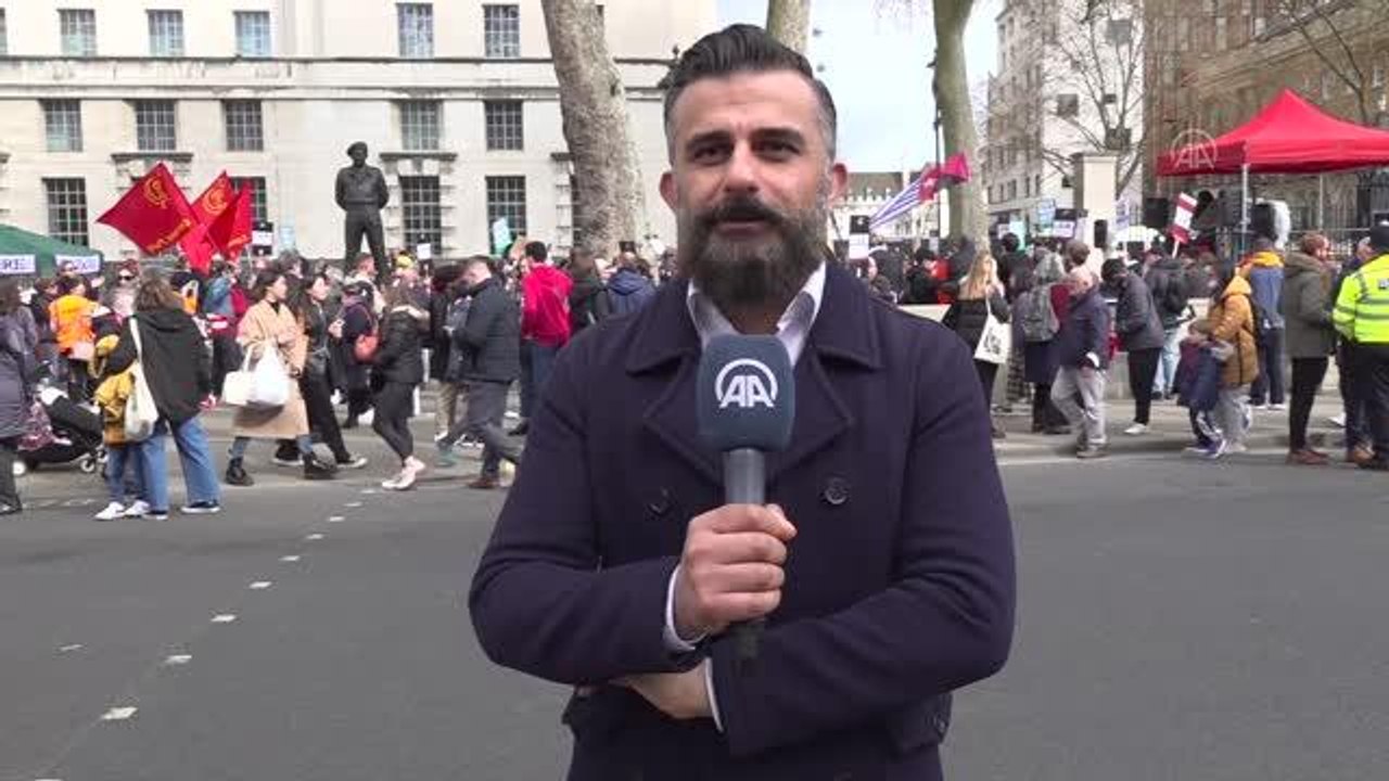 Londra'da Başbakanlık konutu önünde "hayat pahalılığı" protesto edildi