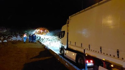 BOLU DAĞI'NDA TOPRAK KAYMASI, TEM YOLU TRAFİĞE KAPANDI