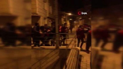 Gençlerin tekme tokat sokak kavgası kamerada