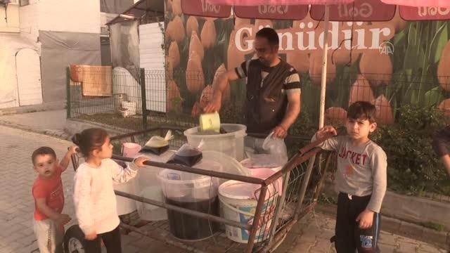 Suriyeli sığınmacılar ilk iftarlarını konteyner kentte yaptı