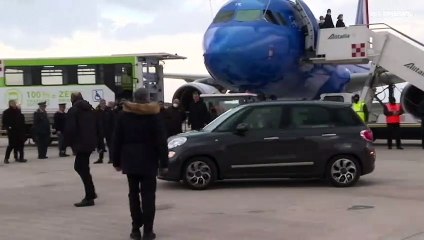 شاهد: البابا فرنسيس يستخدم مصعدا للمعاقين لركوب الطائرة في روما