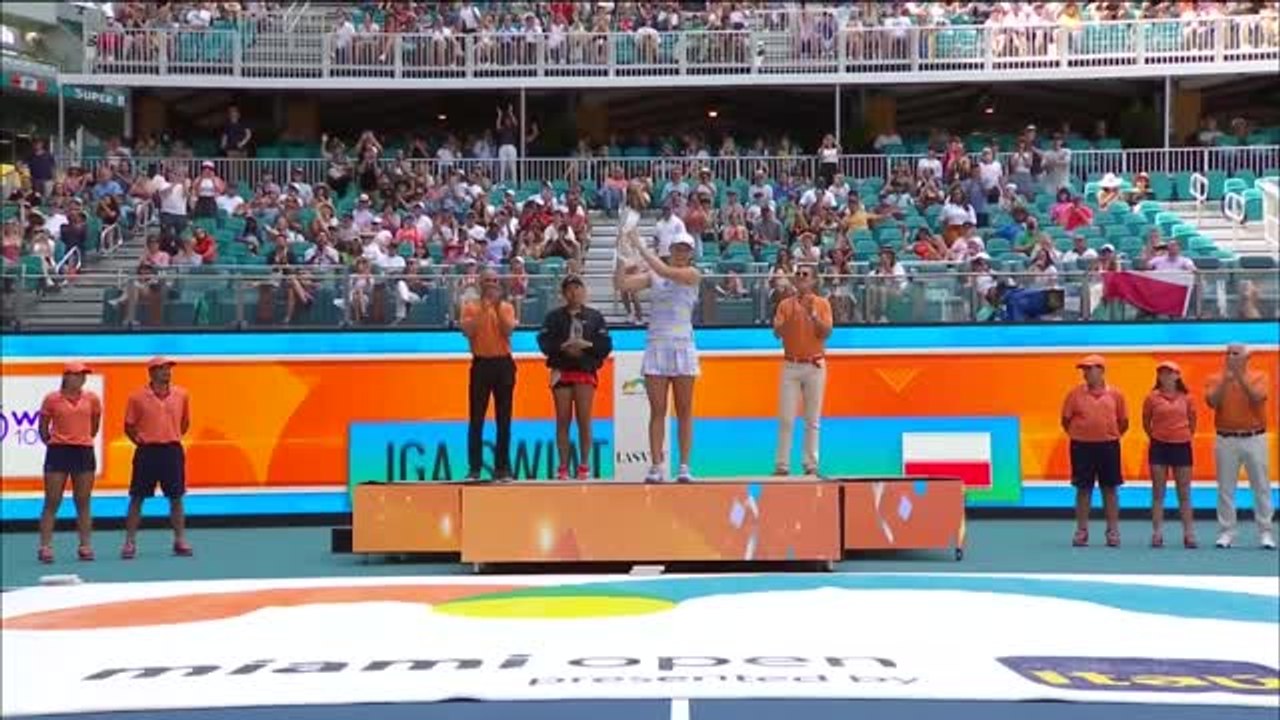 Superb Swiatek downs Osaka to clinch Miami title