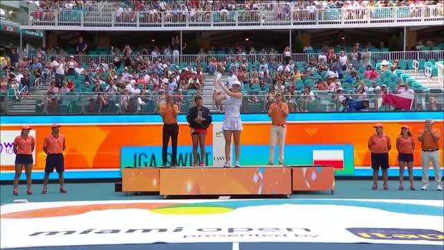 Superb Swiatek downs Osaka to clinch Miami title