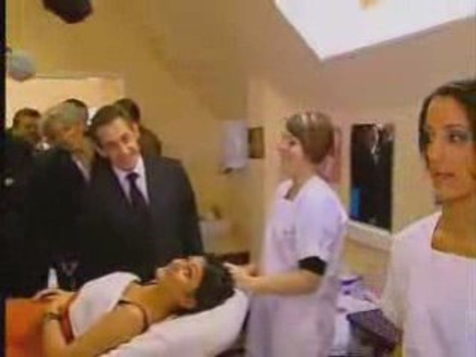 Sarko se prend le vent du siecle par une coiffeuse!!!!