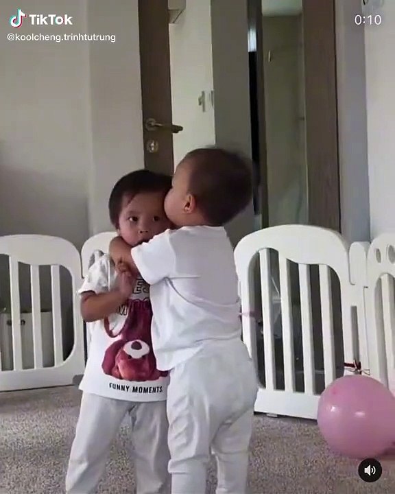 Hồ Ngọc Hà - Kim Lý tình cảm ở trời Tây, cậu Ú ở nhà cũng quan tâm chị ba lắm