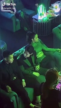 Đông Nhi nắm chặt tay Ông Cao Thắng