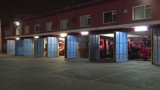 İtfaiyeciler sahurlarını görev başında yapıyor