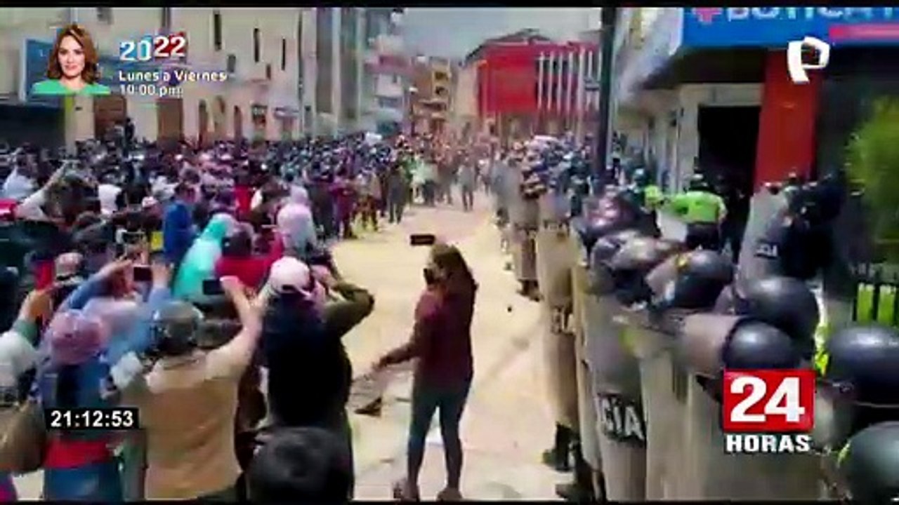 Huancayo: se registran violentos enfrentamientos entre policías y manifestantes