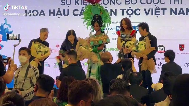 Chưa bao giờ thất vọng về hành động đẹp của H'Hen Niê với các Hoa hậu quốc tế khi sang Việt Nam