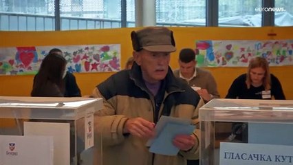 فيديو: الناخبون الصربيون يبدأون التصويت في انتخابات تخيّم عليها الحرب الأوكرانية