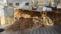 Arnavutköy'de inşaatta toprak kayması; yanındaki bina boşaltıldı