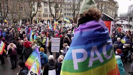 Протестующие в Европе требуют усилить давление на Москву