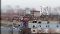 Arnavutköy'de bir binanın çatısı alev alev yandı