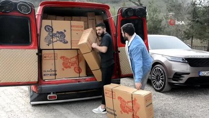 Çocukluk hayali olan bisikleti çocuklara hediye ederek gerçekleştirdi