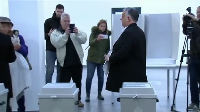 Orbán deposita su voto buscando su cuarto mandato más frágil que nunca