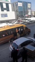 Descargar video: Minibüs şoförü kavga edip araç kovaladı, 