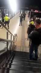 Efectivos de policía buscan al hombre con un arma blanca en el metro de Barcelona