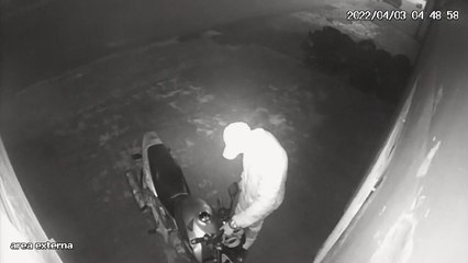Câmera de segurança flagra ladrão furtando motocicleta Honda Twister de placa AMU-9947 no São Cristóvão