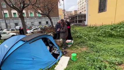 Napoli, l'arcivescovo tra i senza dimora: "Venite in Curia vi ospito io"