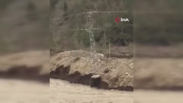 Kastamonu’da kar suları çay kenarındaki elektrik direğini yıktı